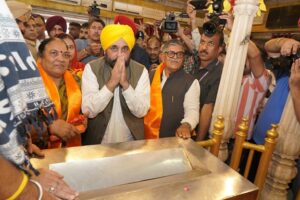 Mann becomes first CM to visit Amritsar with a Governor; both paid obeisance at Sri Harmandir Sahib and Sri Durgiana Mandir