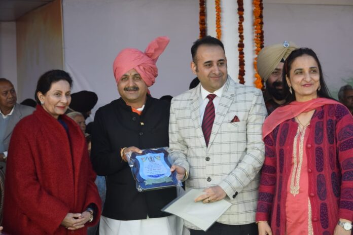 Pankaj Mohindru honoured for his social work on Republic day