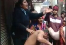 Mother dared to thrash a youth in market for making obscene gesture to her daughter