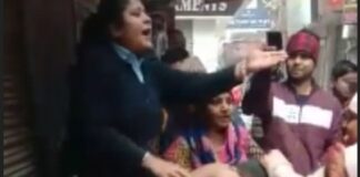 Mother dared to thrash a youth in market for making obscene gesture to her daughter