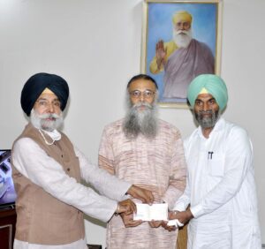 Punjabi University alumnus former MP Jagmeet Brar presented a cheque to VC