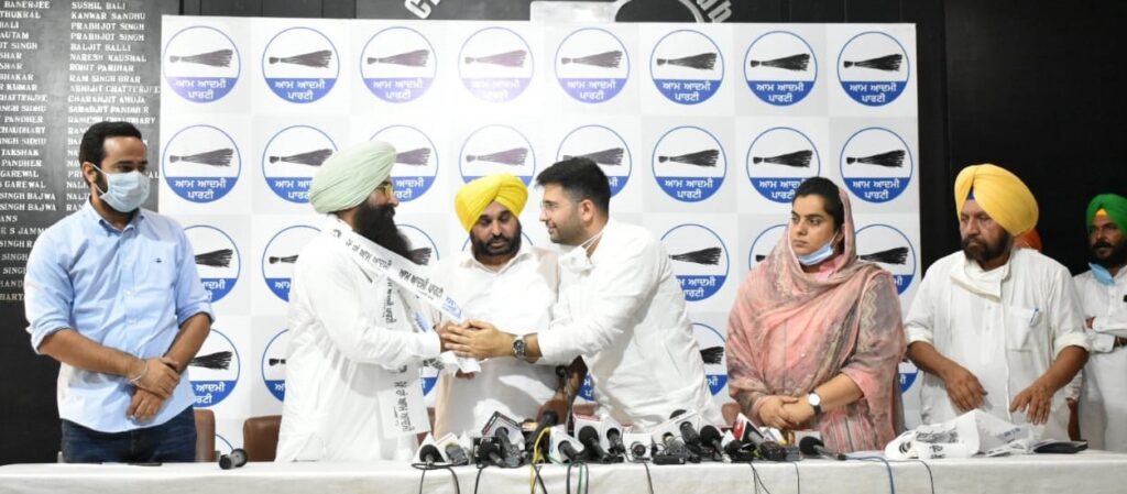 First setback for Navjot Singh Sidhu; CM covering candidate joins AAP