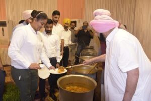 From cooking delicacies to personally serving them, he did it all – Capt Amarinder hosts Olympians