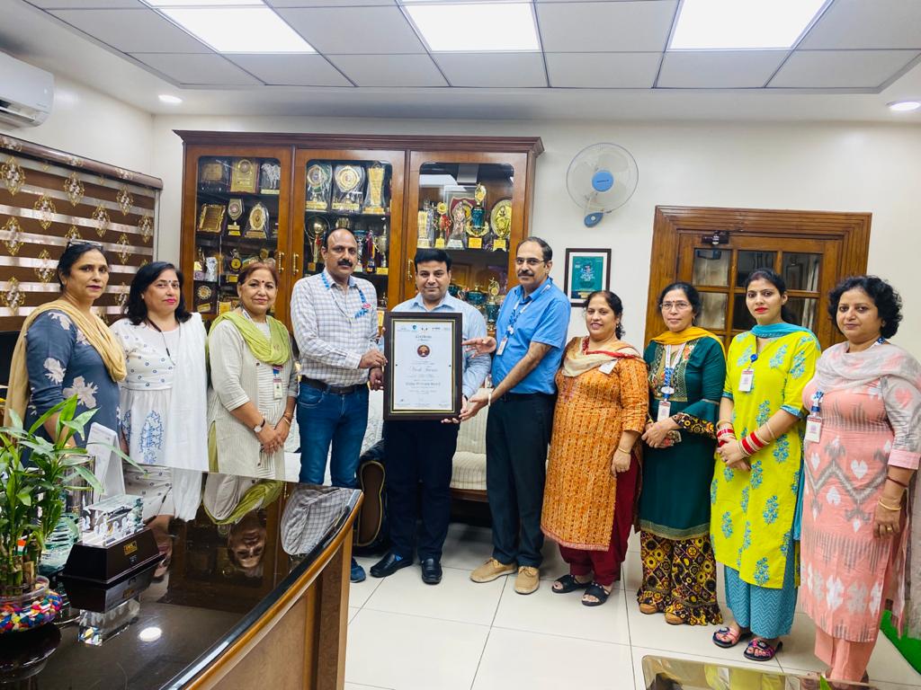 Principal Vivek Tiwari coveted with Global Principal Award