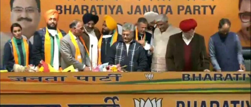 Close aides of Capt, Badal joins BJP