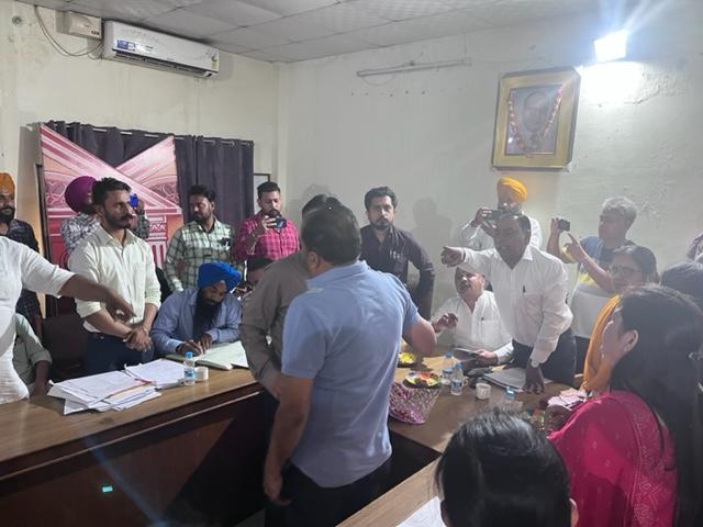 Acrimonious scenes witnessed during MC meeting in the presence of the MLA