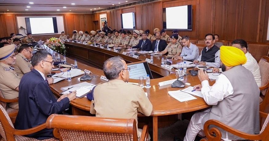 CM takes class of Punjab Police officers; to win over the trust and confidence of people