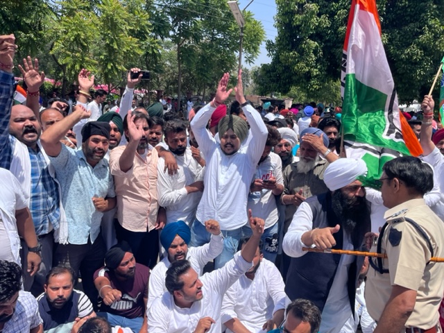 High drama witnessed during appearance of Alka Lamba before Rupnagar police; Cong stage protest