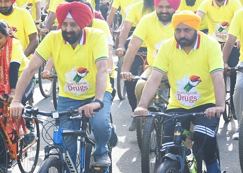 CM leads cyclists to generate awareness against drugs; flags off bicycle rally at Sangrur