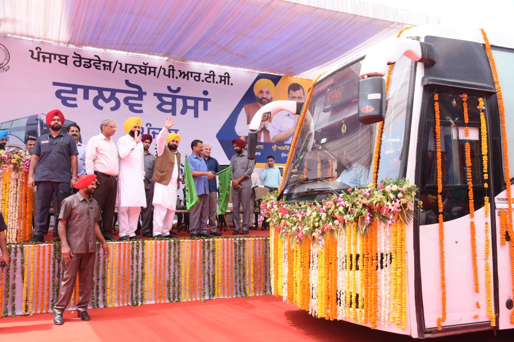 Red Letter day in the history of Punjab; Bus flagged off in the afternoon by CM reaches Delhi Airport