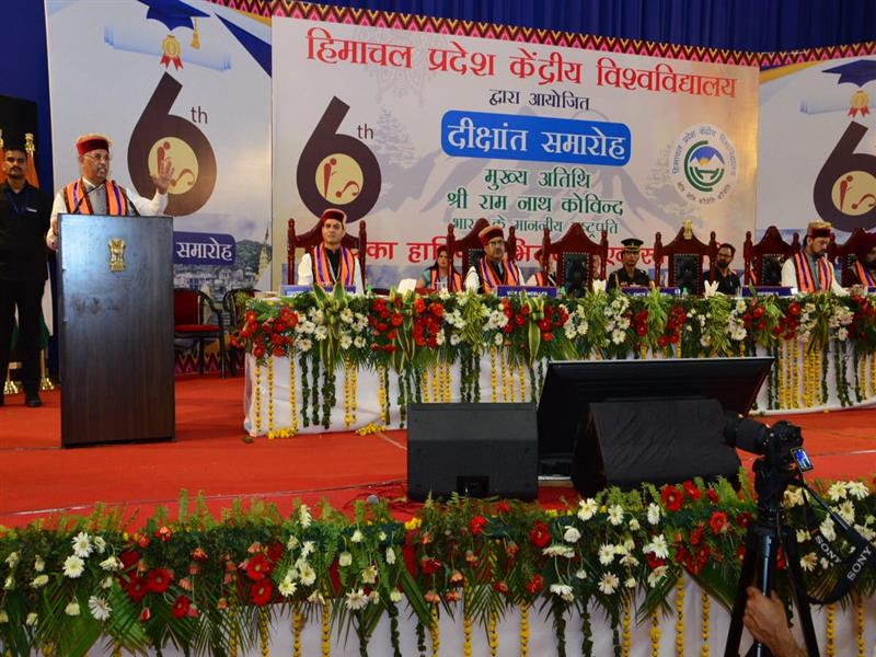 6th Convocation-President of India presents Gold Medals to meritorious students of Central University of HP