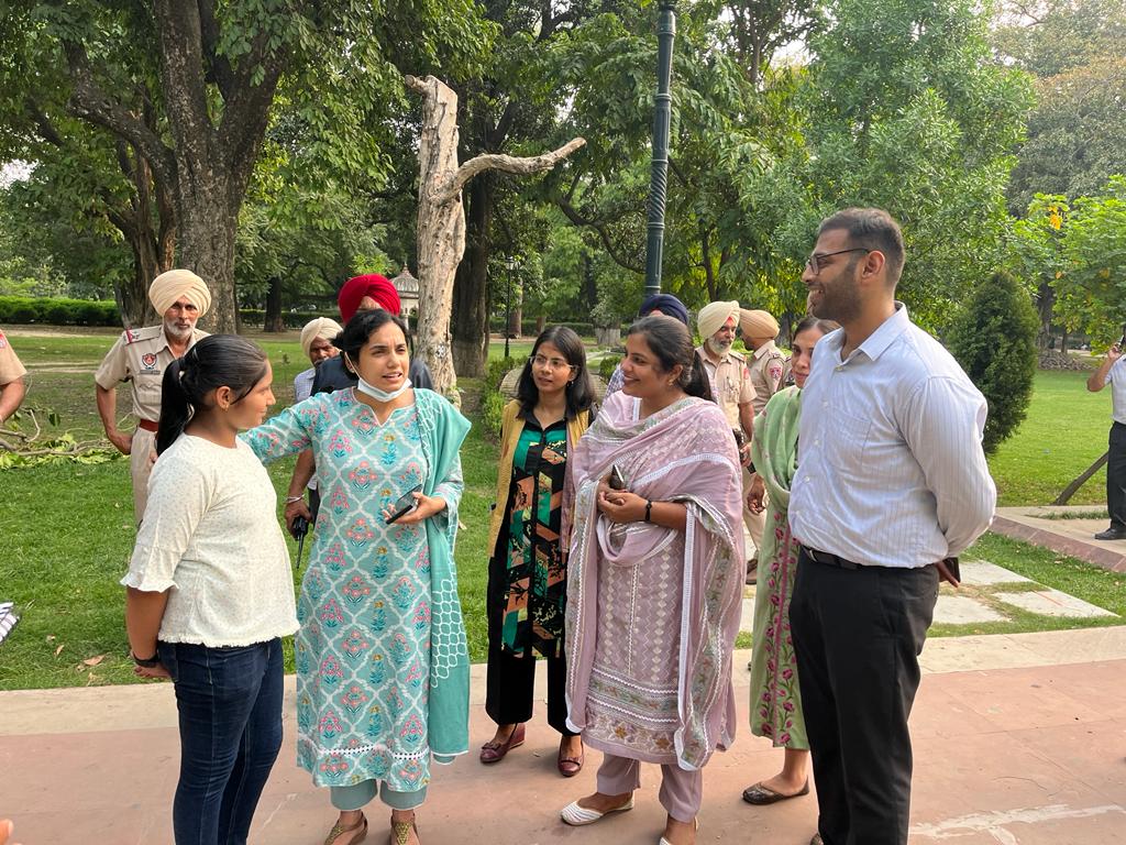 DC Patiala visits Baradari Garden in response to a letter written by 7th class girl student 