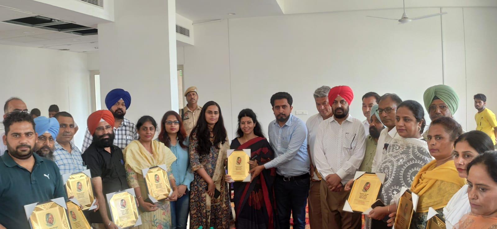 MLA Dinesh Chadha hosts lunch in honour of meritorious students