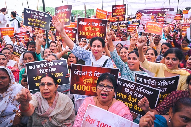 Punjab Lok Congress women hold protest under the command of Congress MP