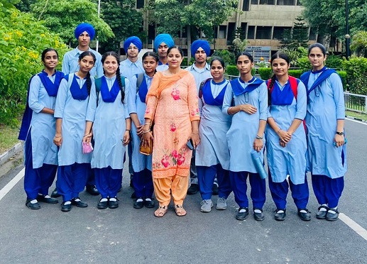 SGH Adarsh School, Chheharta, Amritsar students visited GNDU Botanical Garden