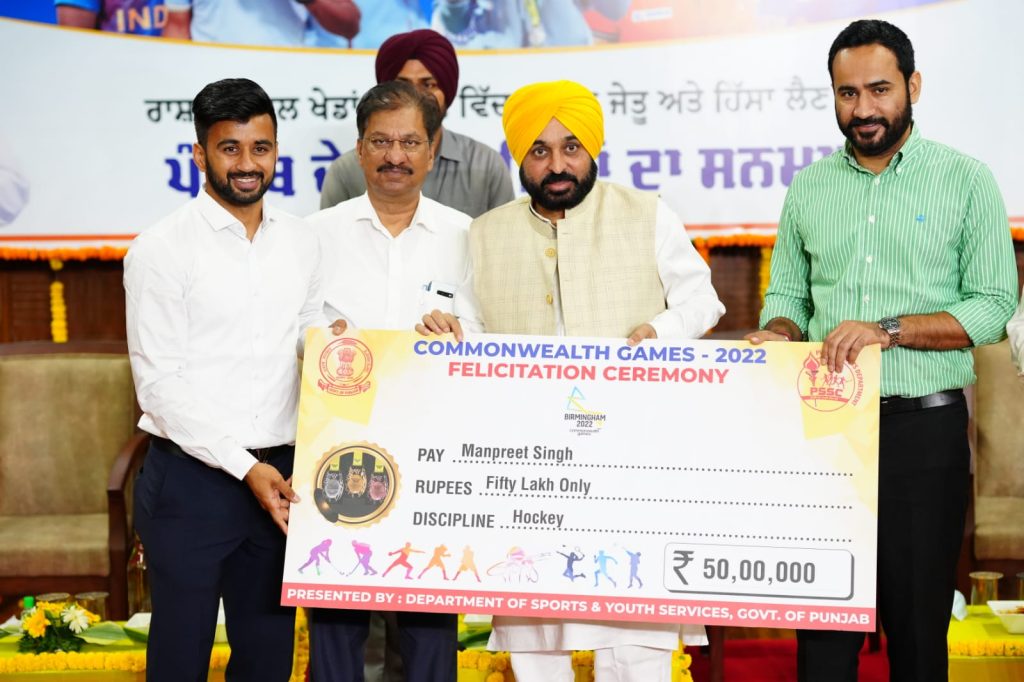 Punjab takes lead by felicitating its CWG contingent with cash prize as CM honours 23 players