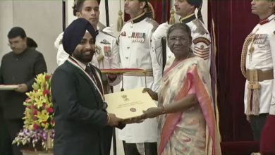 Lone NSS Volunteer from Punjab Maninderjit Singh of Lyallpur Khalsa College confer with NSS National Award