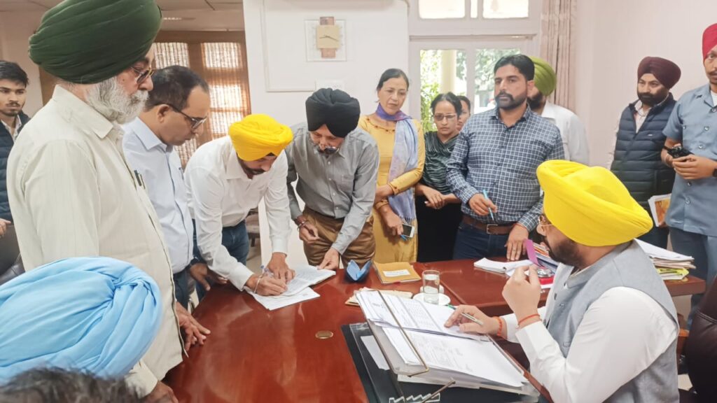 Harbhajan Singh ETO conducts surprise checking of PWD office at Rupnagar 