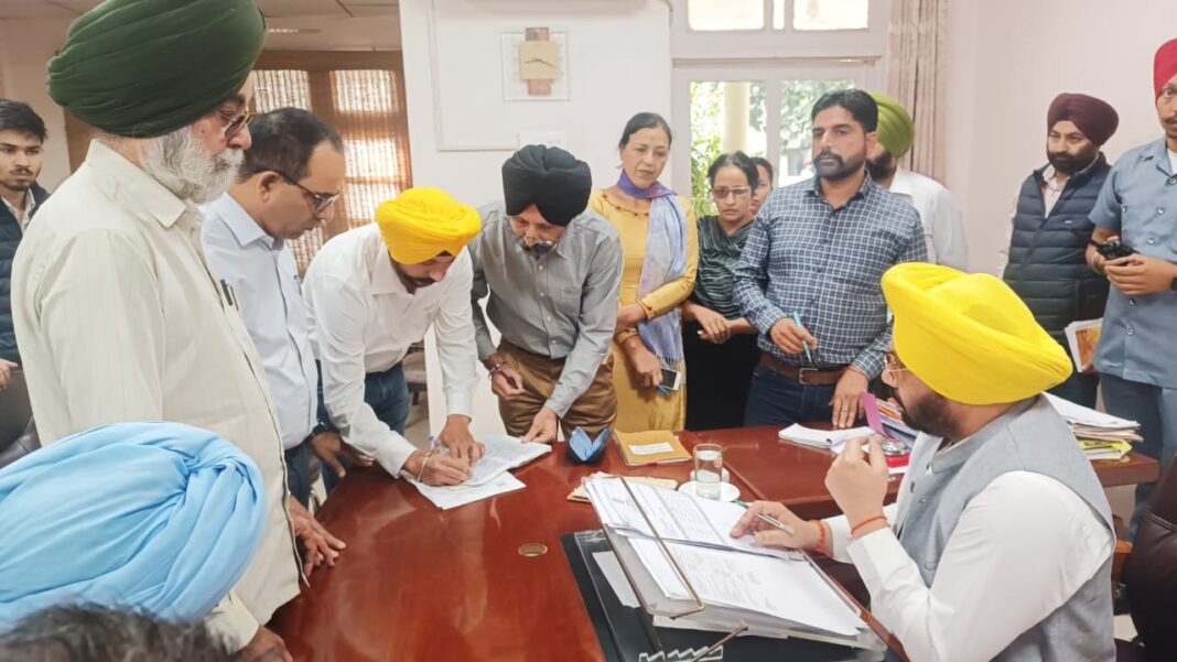 Harbhajan Singh ETO conducts surprise checking of PWD office at Rupnagar