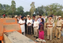 Janjua reviews use of modern agricultural machinery for mixing straw in fields and direct sowing of wheat