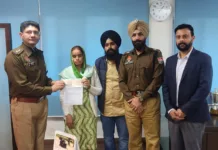 SSP hands over cheque of Rs 30 lakh to deceased cop’s family