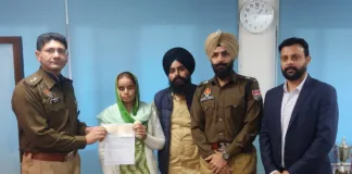 SSP hands over cheque of Rs 30 lakh to deceased cop’s family