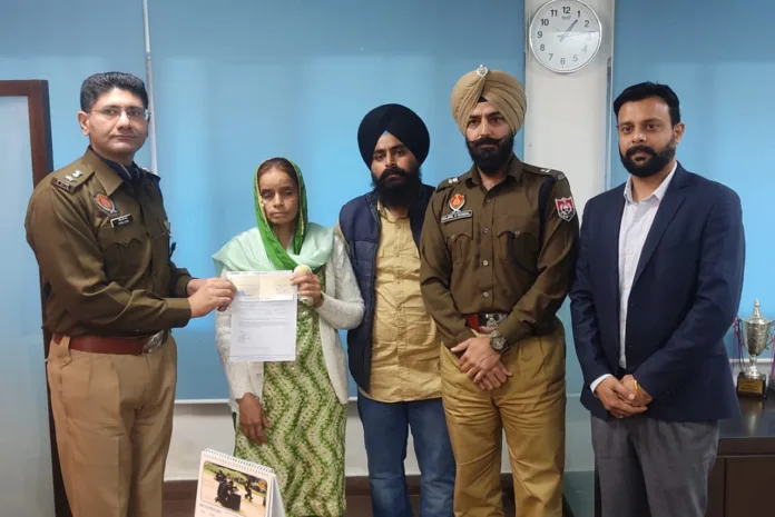 SSP hands over cheque of Rs 30 lakh to deceased cop’s family