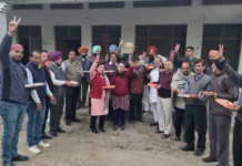 Cong workers distributes sweets on party’s victory in Himachal Pradesh