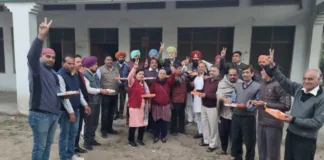 Cong workers distributes sweets on party’s victory in Himachal Pradesh