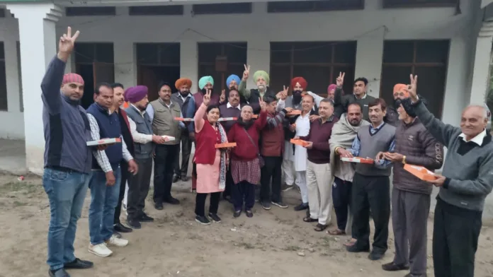 Cong workers distributes sweets on party’s victory in Himachal Pradesh