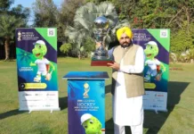 CM receives the trophy of Men’s Hockey World Cup at Chandigarh