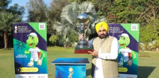 CM receives the trophy of Men’s Hockey World Cup at Chandigarh