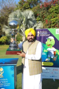 CM receives the trophy of Men’s Hockey World Cup at Chandigarh