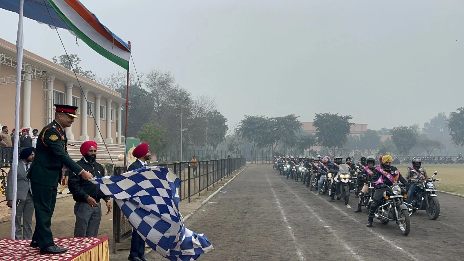 Patiala MLF- Commander of the Black Elephant Division, D.C. and others pay tributes at Cenotaph 