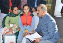 The State government will bear the entire cost of treatment of 18 years old Meenakshi Thakur, who belongs to Bijhari area of district Hamirpur. She is suffering from a serious illness. Chief Minister, Thakur Sukhvinder Singh Sukhu has directed district administration to take necessary action in this regard. Meenakshi Thakur along with her mother today met Chief Minister Thakur Sukhvinder Singh Sukhu at Circuit House, Hamirpur and apprised him that she is suffering from serious illness and is undergoing treatment at PGI Chandigarh. She told that her family is not in a position to bear the expenses on the treatment. Chief Minister Thakur Sukhvinder Singh Sukhu directed the district administration to take necessary steps to help Meenakshi. He said that total expenditure of her treatment would be incurred by the State government. The Chief Minister gives highest priority to social concern along with human sensibilities. Thakur Sukhvinder Singh Sukhu has taken many ambitious decisions for the weaker sections of the society after assuming the office of the Chief Minister. He is continuously preparing such schemes and programs which can empower the needy person.