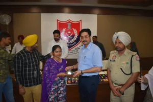 Patiala police return 70 lost, snatched mobile phones to owners; returns Rs 50 lacs to online fraud victims 