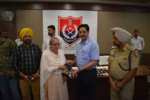 Patiala police return 70 lost, snatched mobile phones to owners; returns Rs 50 lacs to online fraud victims 
