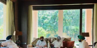 Capt Amarinder shares condolences with Sukhbir Badal