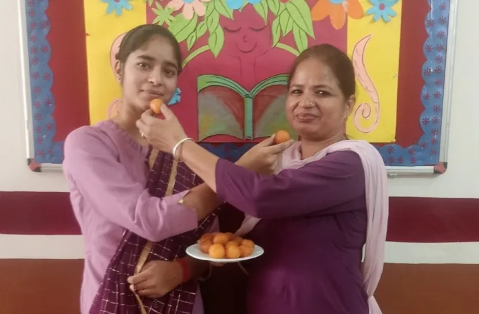 Breaking barriers-mother-daughter duo passed 12th class together with flying colours