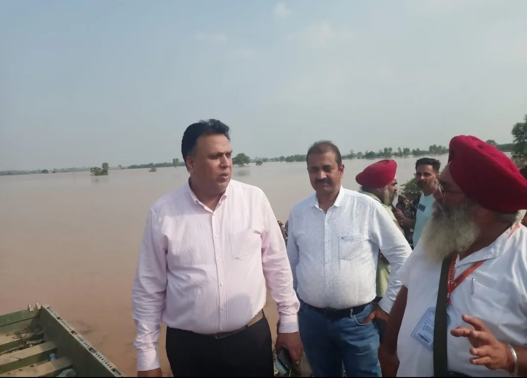 Er.Ramesh Sarangal, Chief Engineer/ North Zone, PSPCL, rushes to flood affected villages/areas