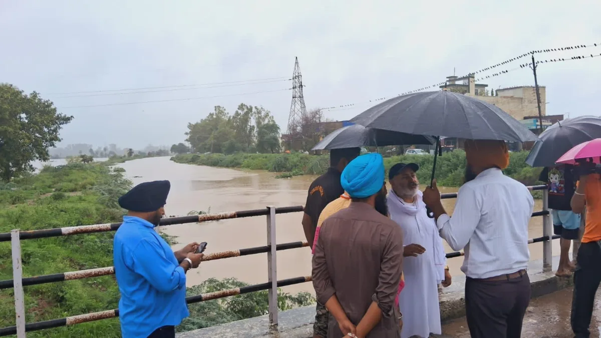 Cabinet Minister Chetan Singh Jauramajra assesses situation of rain-affected villages 