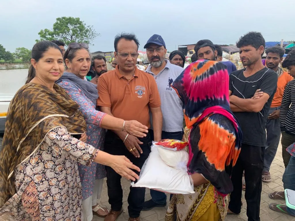 Rotary Club Patiala Royal distributed ration to flood affected families of rag pickers 