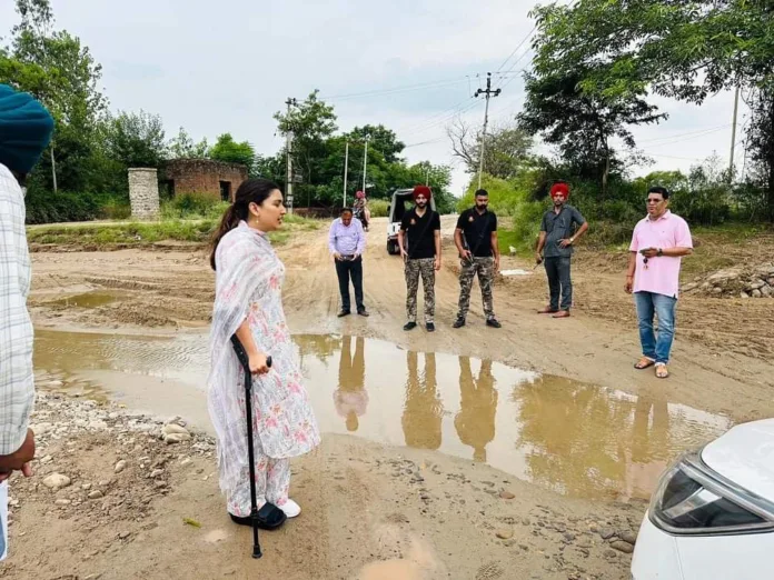 Cabinet Minister Mann gives compensation to families who lost two precious lives to floods