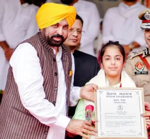 8 years, 10 years old girls amongst eminent personalities, police officers honoured with State award by CM