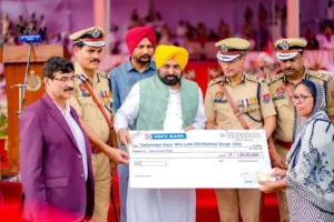 Two Punjab police cops families gets Rs 3 crore cheques from CM; cops martyred/ died during call of duty