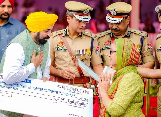 Two Punjab police cops families gets Rs 3 crore cheques from CM; cops martyred/ died during call of duty