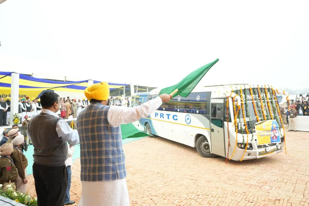 CM Mann and Delhi CM Kejriwal launch Mukh Mantri Tirath Yatra Scheme; flag off first train carrying around 1300 passengers 