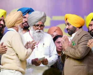 Mann, Kejriwal hands over cheque worth Rs 1 crore as financial assistance to family of martyr Amrik Singh