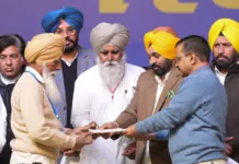 Mann, Kejriwal hands over cheque worth Rs 1 crore as financial assistance to family of martyr Amrik Singh