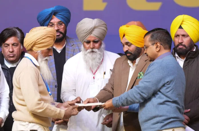 Mann, Kejriwal hands over cheque worth Rs 1 crore as financial assistance to family of martyr Amrik Singh